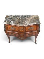 Commode sauteuse galbée en bois de placage, ouvrant par troi… (photo 3)