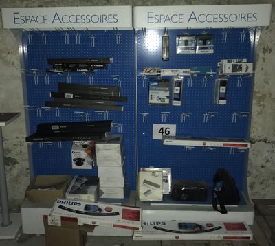un présentoir d'appareils électroniques accroché au mur d'un magasin