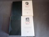 deux livres posés sur une table