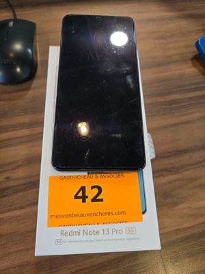 un téléphone portable noir posé sur une table, avec une étiquette de prix