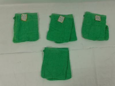 quatre morceaux de tissu vert posés sur une table blanche