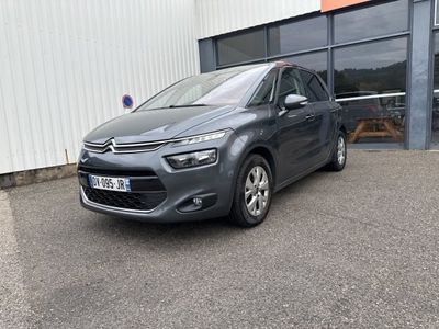 une citrole grise garée devant un immeuble