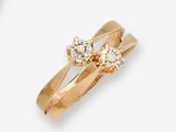deux bagues en or serties de diamants, sur fond blanc