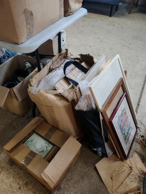 une pile de boîtes posées sur le sol