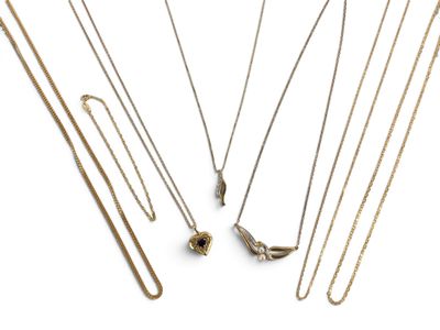un ensemble de colliers et de boucles d'oreilles posés sur une surface blanche