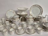 beaucoup d'assiettes, de tasses et de soucoupes blanches et dorées