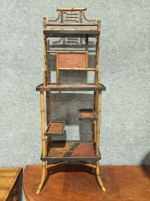 Meuble en bambou, à plateaux en bois peint,