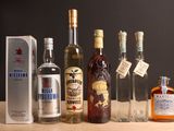 plusieurs bouteilles d'alcool sont alignées sur une table