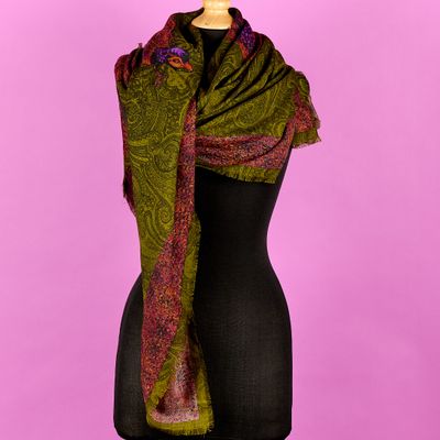 un gros plan d'une écharpe verte et violette sur un mannequin