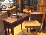 une petite table sur laquelle est posé un livre, au milieu d'une pièce