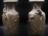 deux vases posés l'un à côté de l'autre sur une table