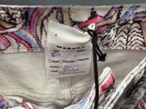 l'étiquette au dos d'une chemise à motifs floraux