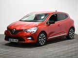 une voiture rouge est garée dans une pièce au sol en damier