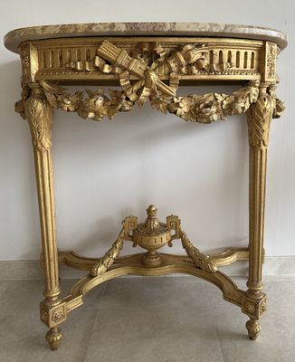 table console ancienne avec un plateau en marbre et un décor à la feuille d'or