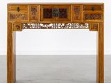 une photo d'une table en bois sur laquelle sont posés des tiroirs