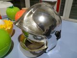 un mixeur argenté posé sur une table à côté d'une pomme
