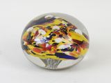 une boule en verre ornée d'un motif jaune et rouge