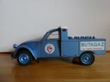 un camion jouet posé sur une table