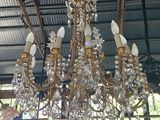 un lustre suspendu au plafond d'un immeuble