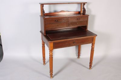 un petit bureau en bois surmonté d'un tiroir