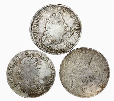 trois pièces d'argent de tailles et de formes différentes sur un fond blanc