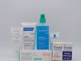 un assortiment de produits de soins de la peau posés sur une surface blanche