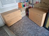 deux tiroirs et une commode dans une pièce