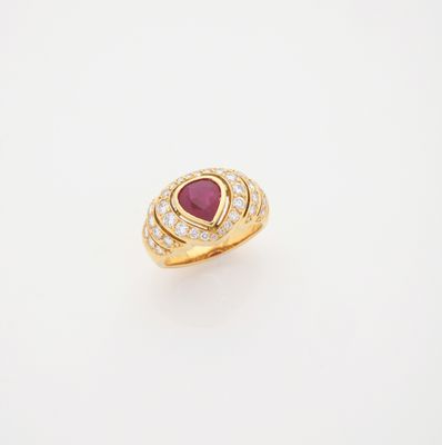 une bague en or sertie d'un rubis et de diamants sur fond blanc