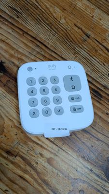 une télécommande blanche posée sur une table en bois