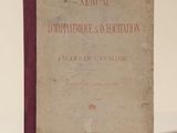 un vieux livre posé sur une table, sur fond blanc