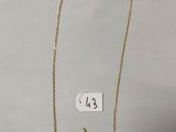 un collier en or orné d'un petit éclair