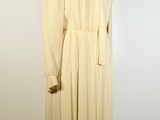 l'image d'une robe blanche sur un mannequin
