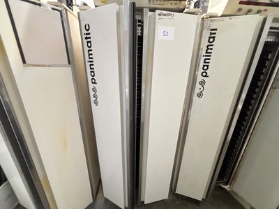 il y a de nombreux modèles de réfrigérateurs différents dans le magasin