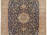 un tapis bleu et beige orné d'un motif en médaillon