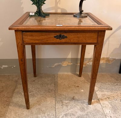 une petite table en bois sur laquelle est posée une lampe