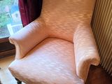 une chaise qui se trouve devant une fenêtre