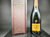 la bouteille de champagne est à côté de la boîte sur la table