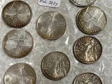 Six pièces différentes sont posées sur une table, accompagnées d'une étiquette indiquant leur prix.