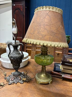 une lampe posée sur une table à côté d'une lampe