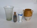 trois vases et un vase sur la table