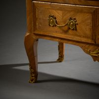 Commode à façade cintrée en placage de bois de rose dans des… (photo 5)