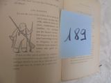 un livre sur lequel figure la photo d'un homme tenant un autocollant