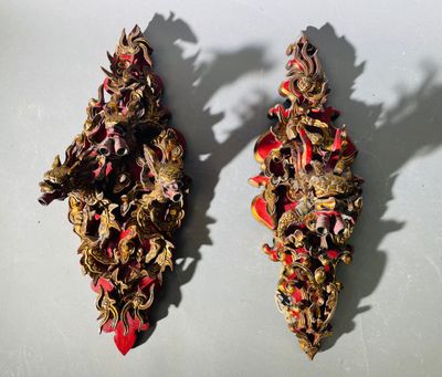 deux œuvres d'art posées sur une table