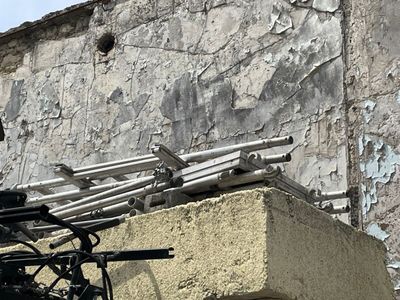 un homme assis sur une moto avec tout un tas de tuyaux