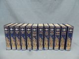 un coffret de six livres aux bordures dorées et aux couvertures bleues
