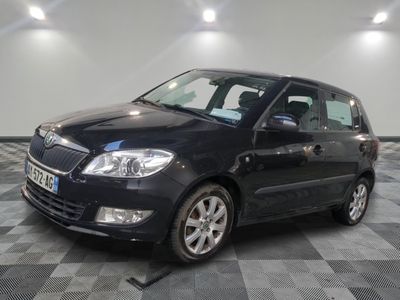la photo d'une voiture noire garée dans un garage