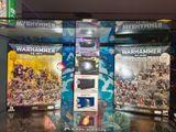 il y a beaucoup de jeux sur les rayons du magasin
