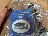 Quelqu'un tient sur une table un paquet dans lequel se trouve un bus.
