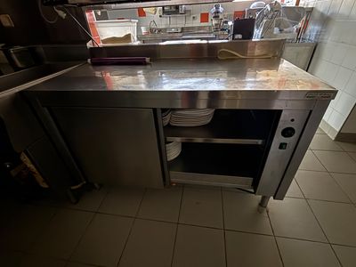 plan de travail en acier inoxydable dans une cuisine professionnelle dotée d'une grande fenêtre