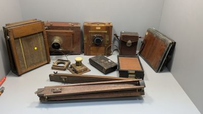 beaucoup de vieux appareils photo posés sur une table blanche